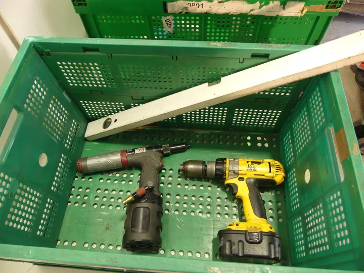 Konvolut Werkzeuge u. a. ProSet - Druckluft-Blindnietgerät XT2 (Akku-Bohrschrauber, Alkon Wasserwaage) Umfang: nur der Inhalt, ohne Kiste